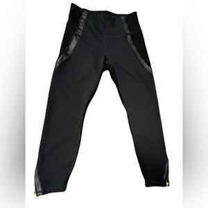 Old Navy Elevate Leggings workout Medium Black yoga leather Streaks EUC